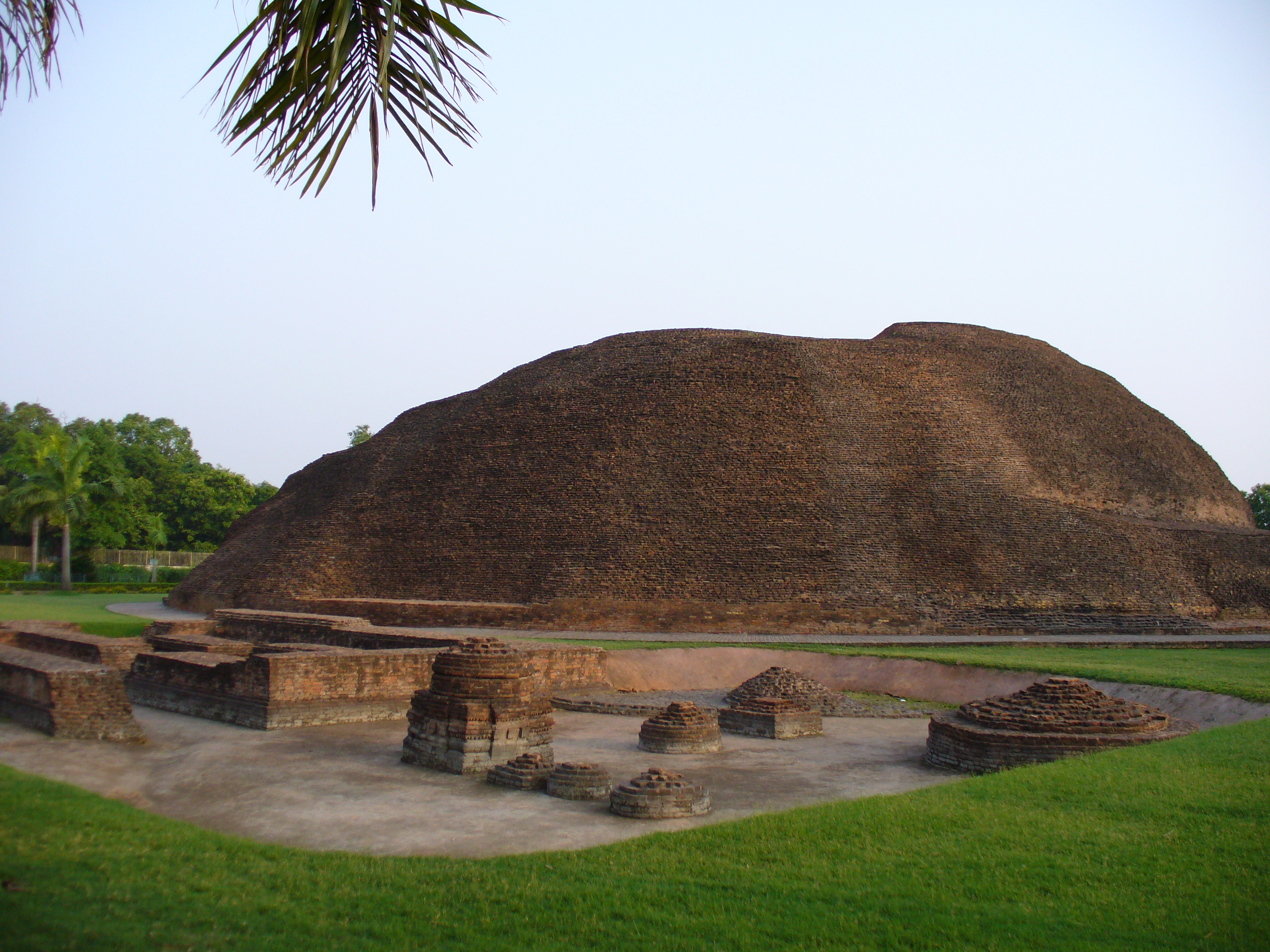 Tháp Trà Tỳ - Ramabhar Stupa or Mukutbandhan-Chaitya